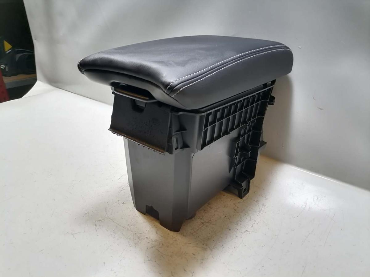 Mitsubishi Eclipse Cross original Mittelarlehen vorn Leder Schwarz Bj.2023